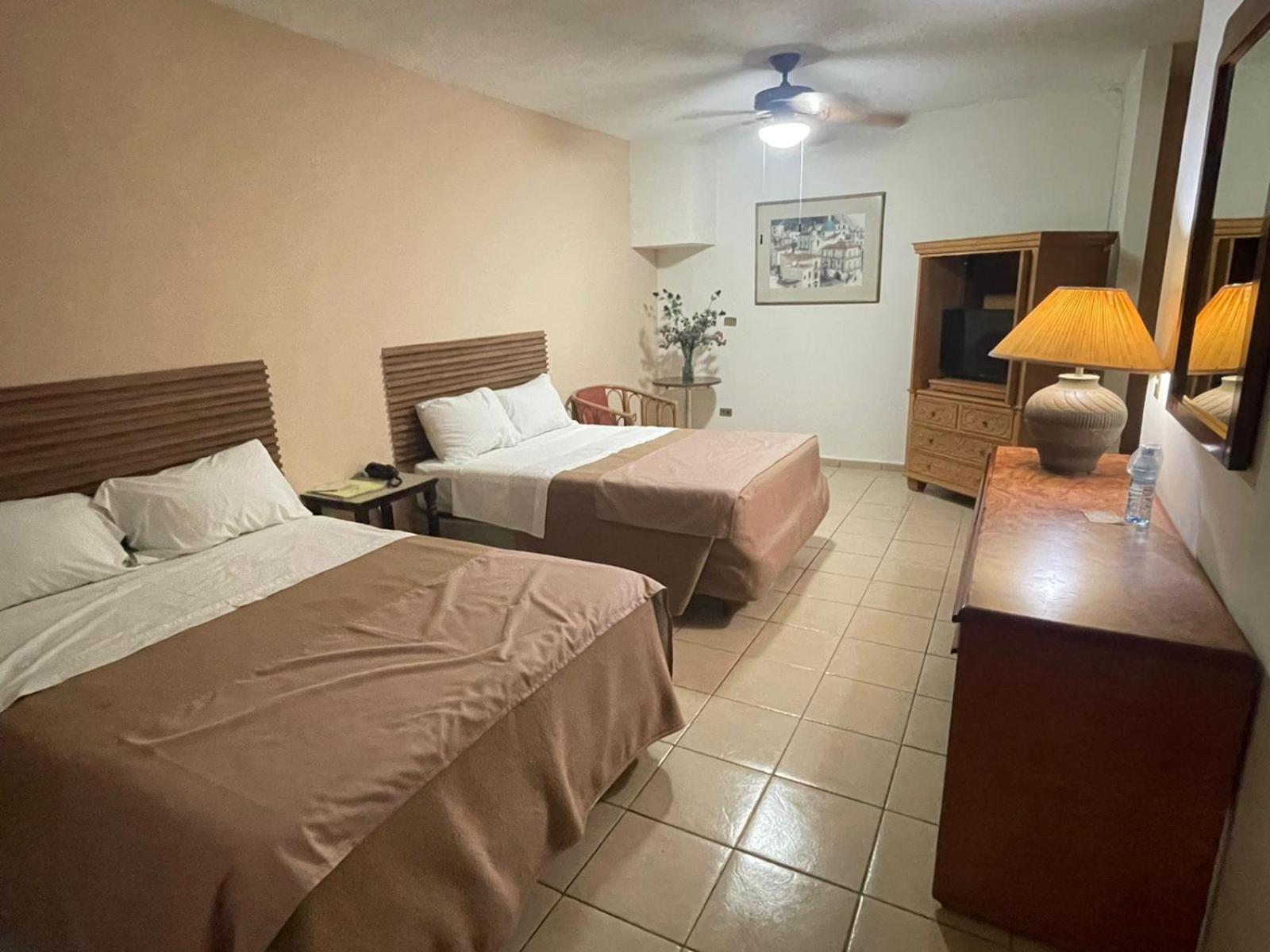 Hotel El Dorado Sabinas エクステリア 写真